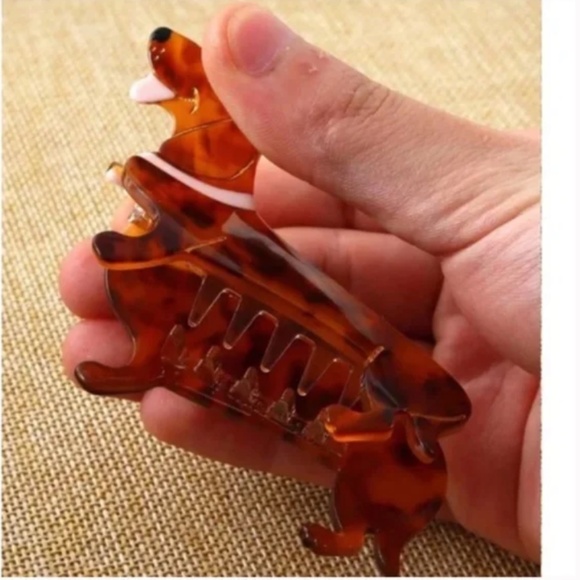 ❤️❤️ FREE Dog Puppy Dachshund Hair Chic Glam Trendy Weiner Minimalist Claw Clip - Picture 2 of 3